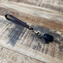 Keys nøglering med karabinhage - mørk brun bøffelskind - Freja skind